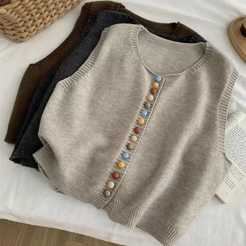 Maribele – Pletená vesta s farebnými gombíkmi – foto 2